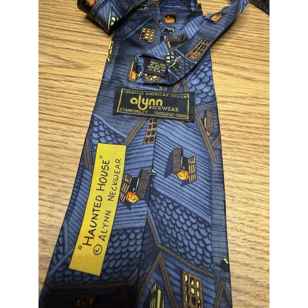 Alynn - Men's Haunted House Halloween Bats Witch 100% Silk Neck Tie 3.75x58
